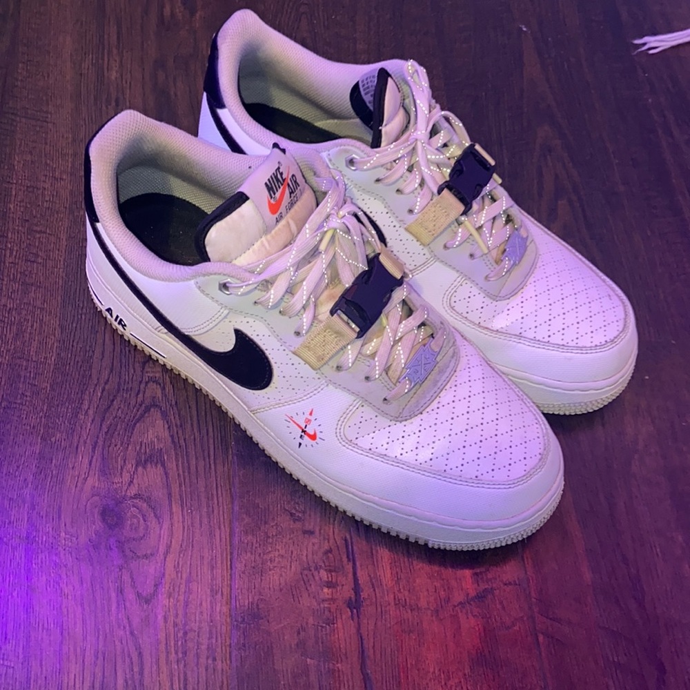 Used lightly worn Special Nike Air Force 1 LV8 Swoosh Compass